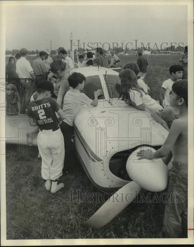 1971 Press Photo Rayford & Grayford Brahma crash-landed plane in Pinemont, TX - Historic Images