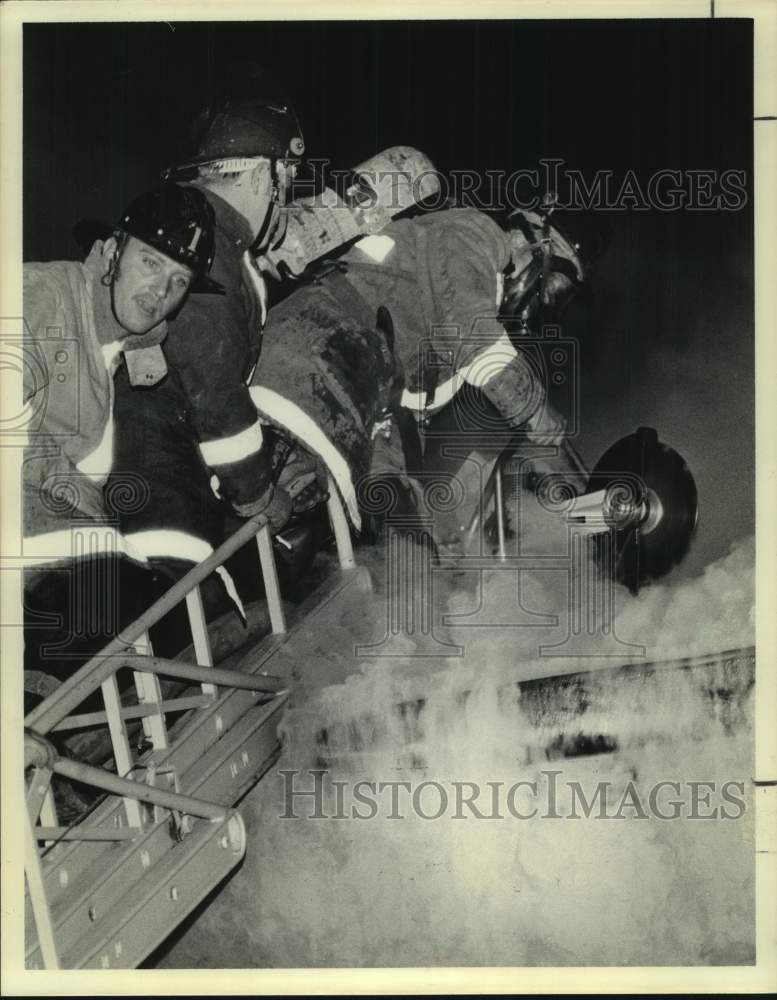 1974 Press Photo Firemen Cut Roof With Saw To Put Out Blaze in Houston - Historic Images