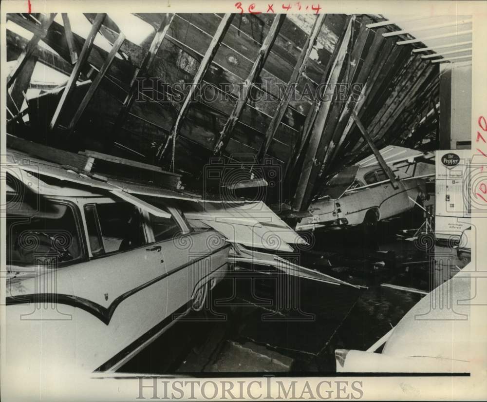 1968 Press Photo Collapsed roof rest on autos from heavy rain-Houston flood - Historic Images