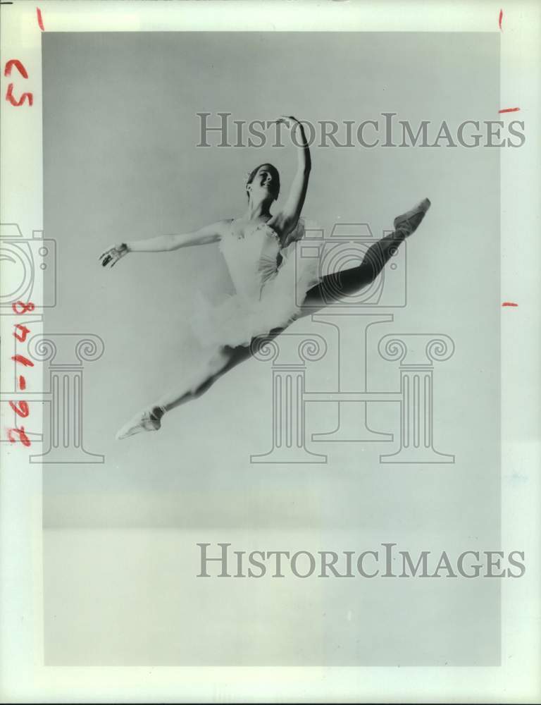 1986 Press Photo Ballet Dancer Jonell Beard Leaps of Houston Ballet - Historic Images