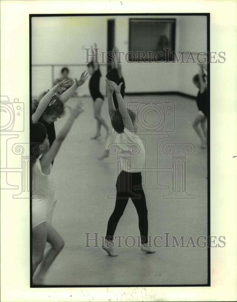 1985 Press Photo Young students at Houston Ballet class - Historic Images