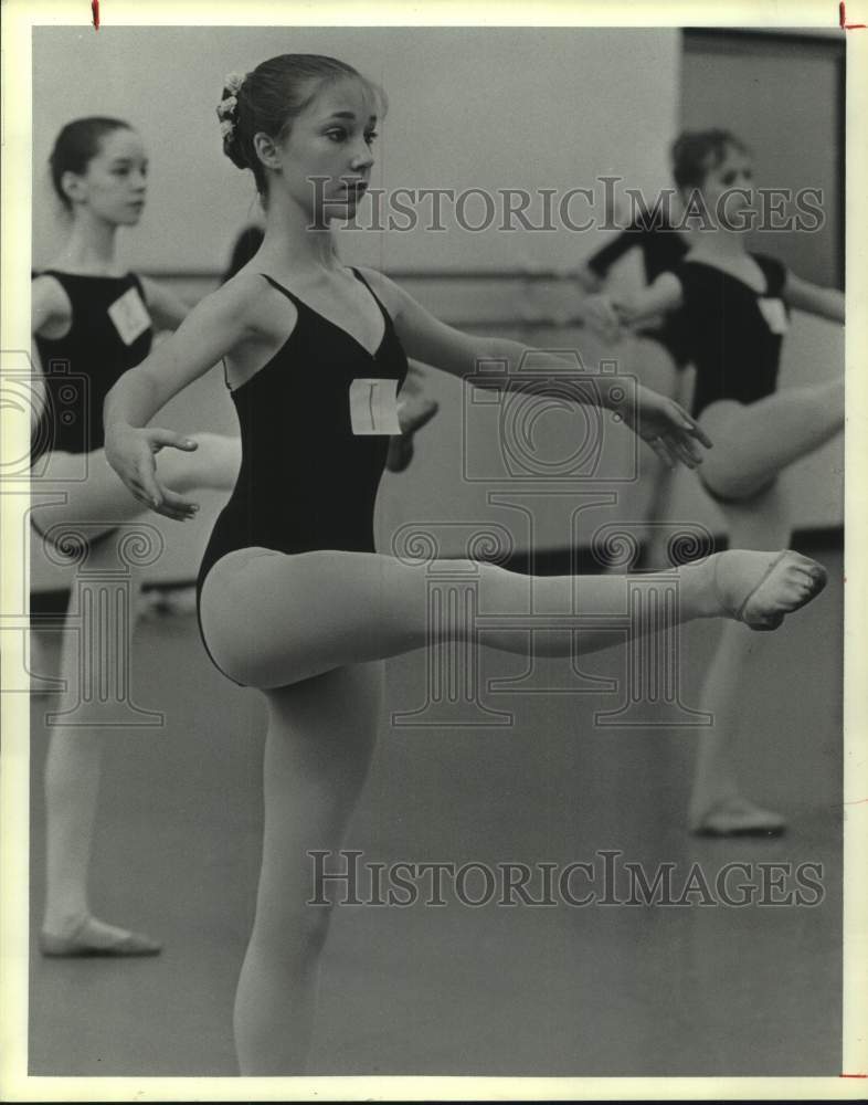 1985 Press Photo A young ballet dancer auditions at the Houston Ballet Academy - Historic Images