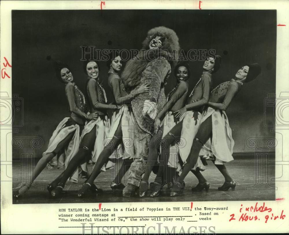 1979 Press Photo Ron Taylor with Performing and Visual Arts Students in Houston - Historic Images