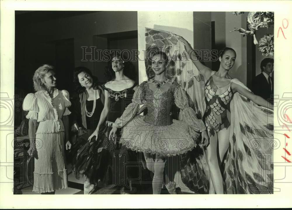 1983 Press Photo Houston Ballet Ambassadors model costumes for party guests - Historic Images