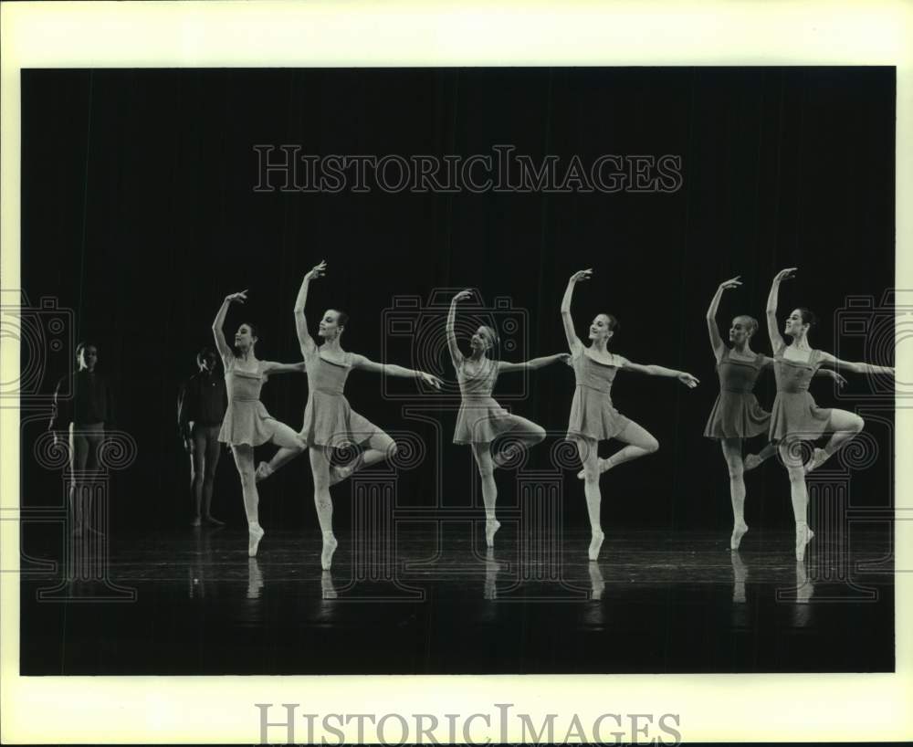 1985 Press Photo Houston Ballet Dancers Perform &quot;Beads of Memory&quot; - Historic Images