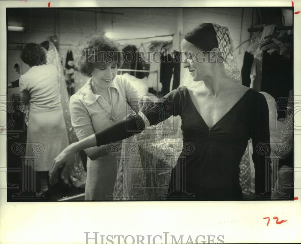 1980 Press Photo Designer Elisabeth Dalton with Houston Ballet dancer - Historic Images