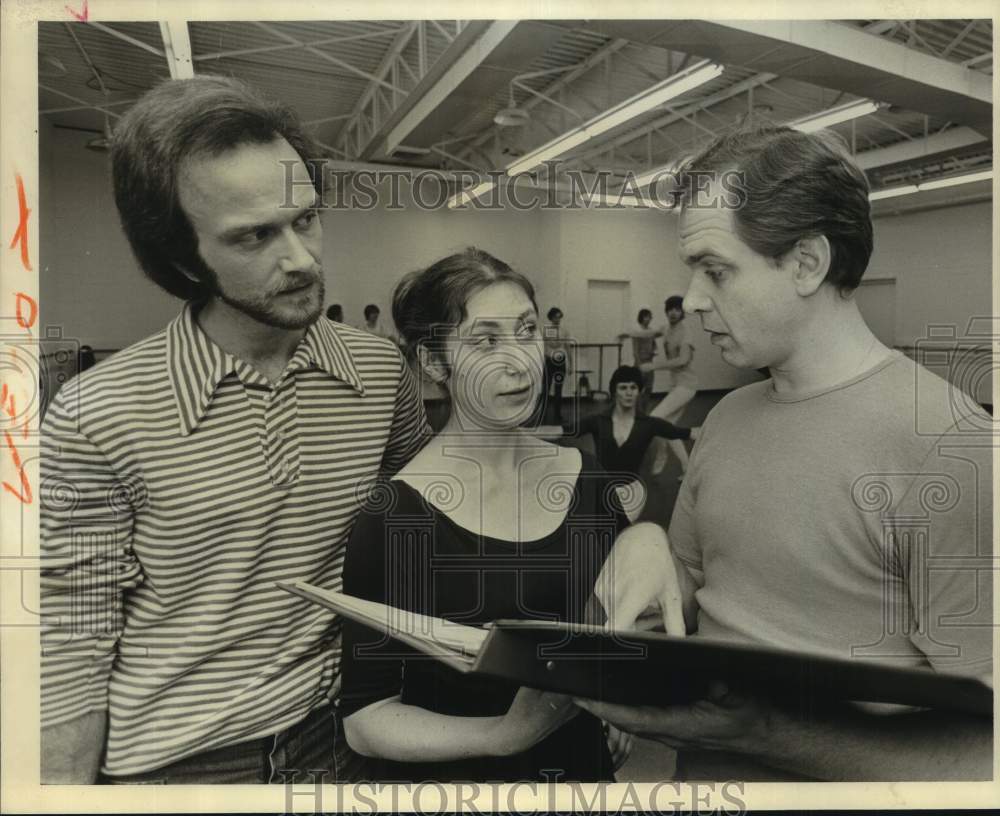 1977 Press Photo Houston Ballet Staff Gather to Discuss Upcoming Production - Historic Images