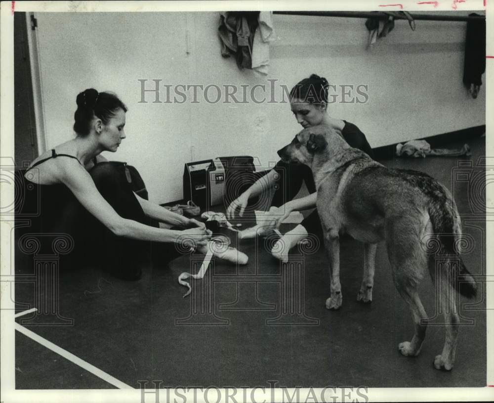 1977 Press Photo Suzanne Longley, Diedre Grohgan, Chispa the dog-Houston Ballet - Historic Images