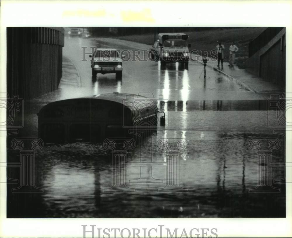 1991 Press Photo School bus under water, under pass 45 at Calhoun-Houston floods - Historic Images