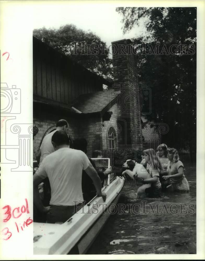 1989 Press Photo Ted Wible family rescued from their home by boat - Houston - Historic Images