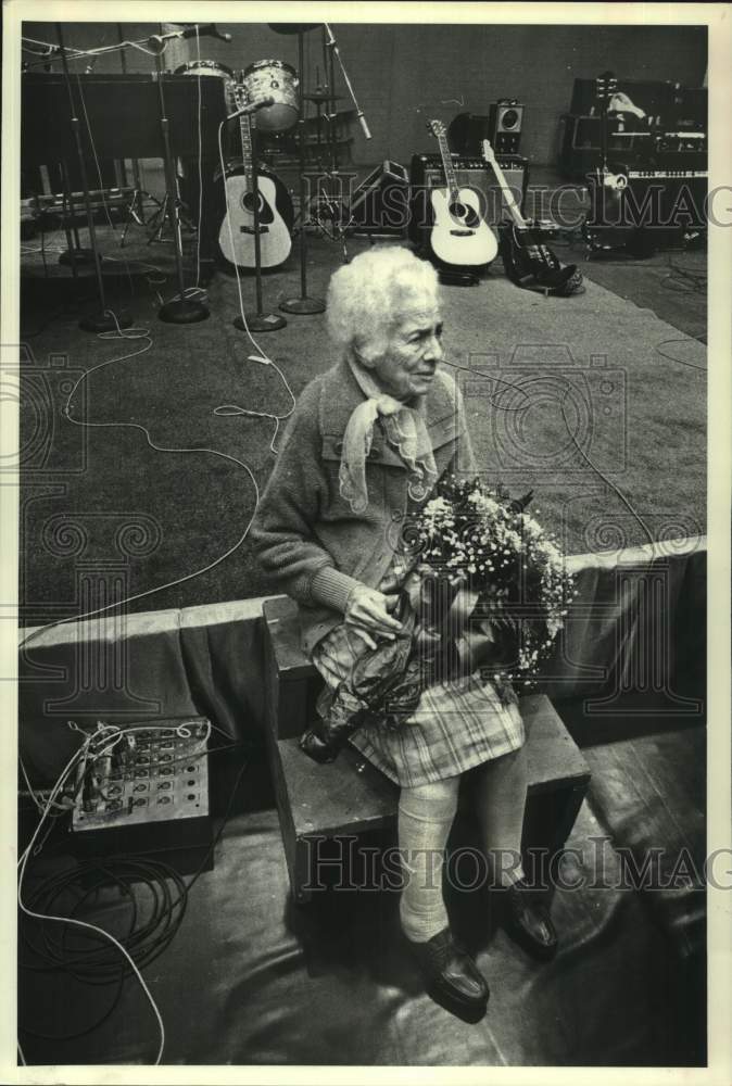 1979 Press Photo Annie Whitney, 93, Rosenberg, TX, given flowers during concert - Historic Images