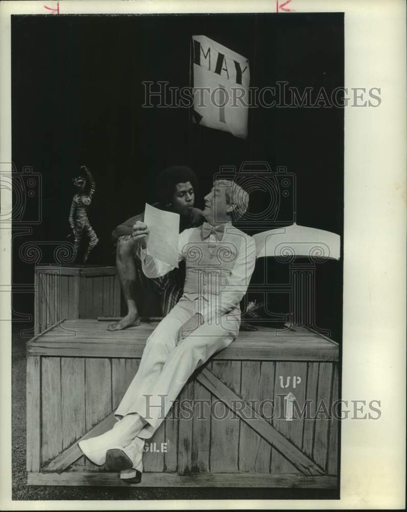 1972 Press Photo Joseph Maher &amp; Lee Burnet in Alley Theater production, Houston - Historic Images