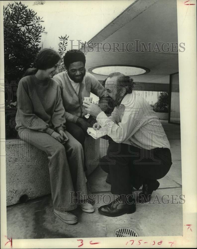 1971 Press Photo &quot;My Sweet Charlie&quot; director William Glover talk with actors, TX- Historic Images