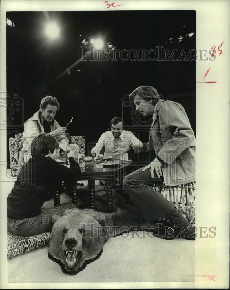 1972 Press Photo Dinner scene - "Happy Birthday, Wanda June" - Houston's Alley - Historic Images