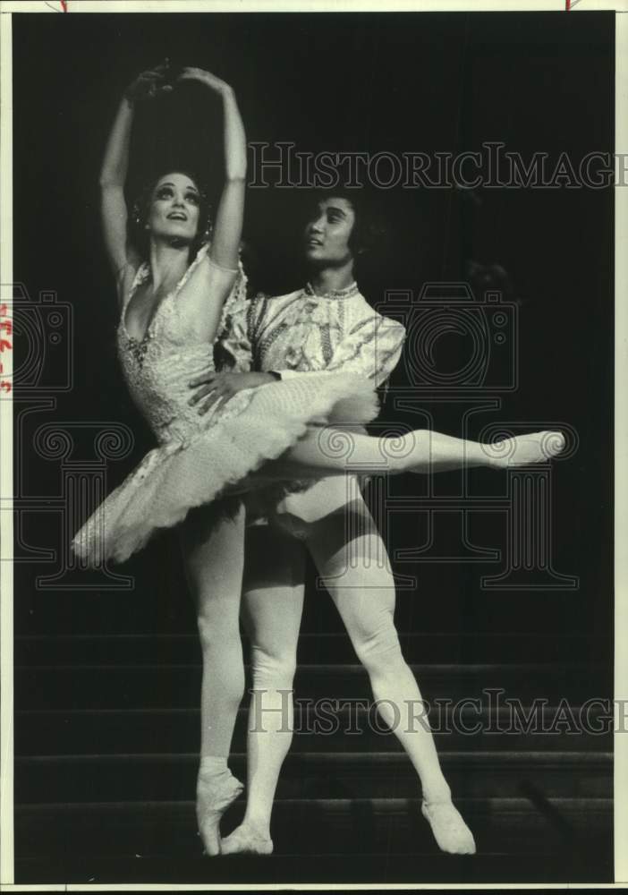 1980 Press Photo Li Cunxin and Suzanne Longley in Houston Grand Opera production - Historic Images