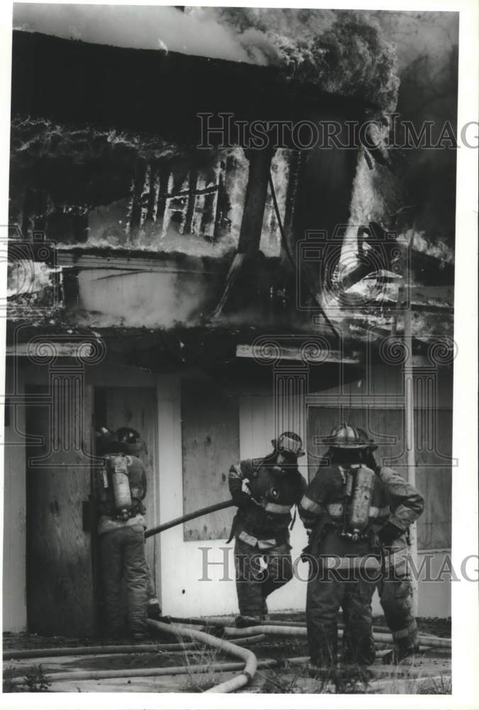 1991 Press Photo Houston firefighters battle a vacant building fire in Houston - Historic Images