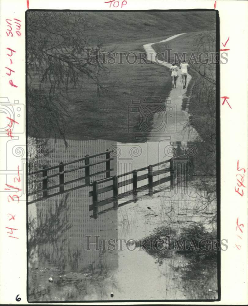 1979 Press Photo Houston joggers find flooded footbridge on trail over bayou - Historic Images
