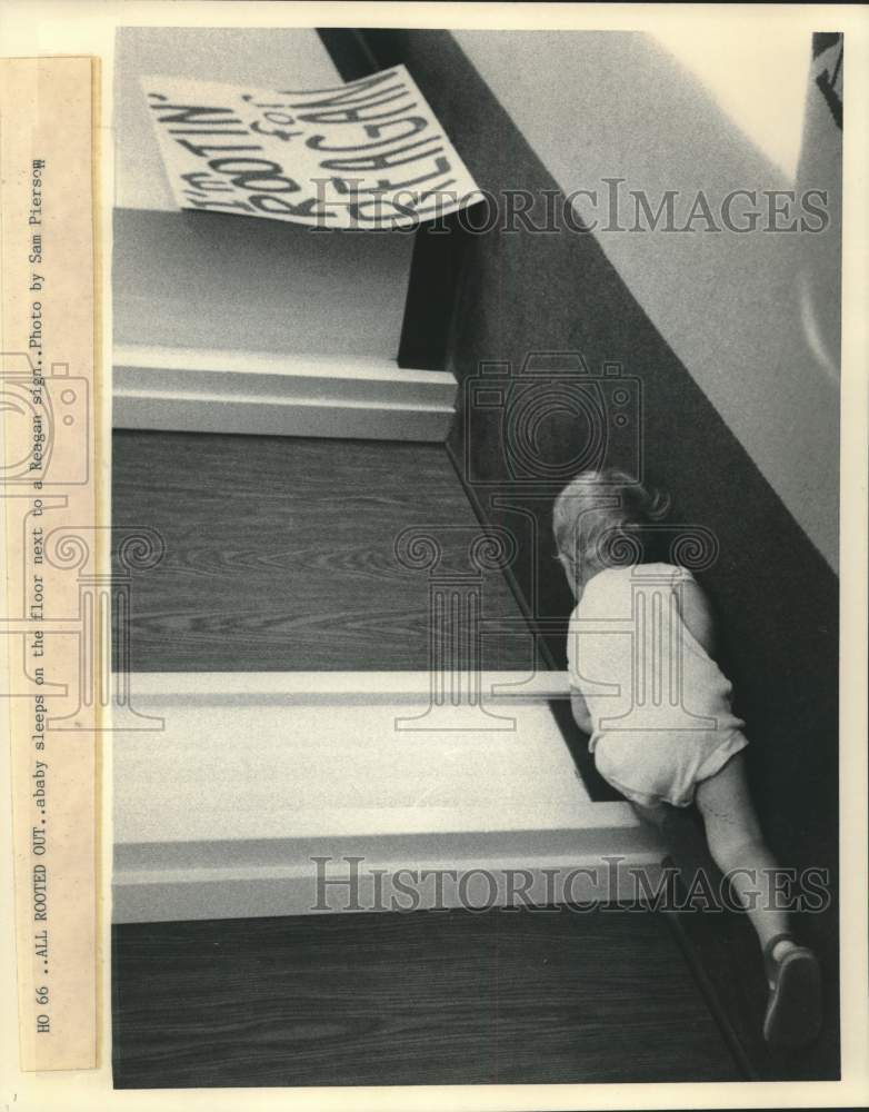 1985 Press Photo Baby sleeps on floor - Republican National Convention, Dallas - Historic Images