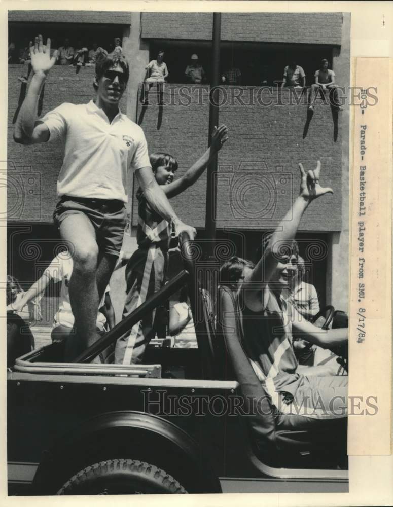 1984 Press Photo SMU basketball player Koncak, in GOP parade in Dallas- Historic Images