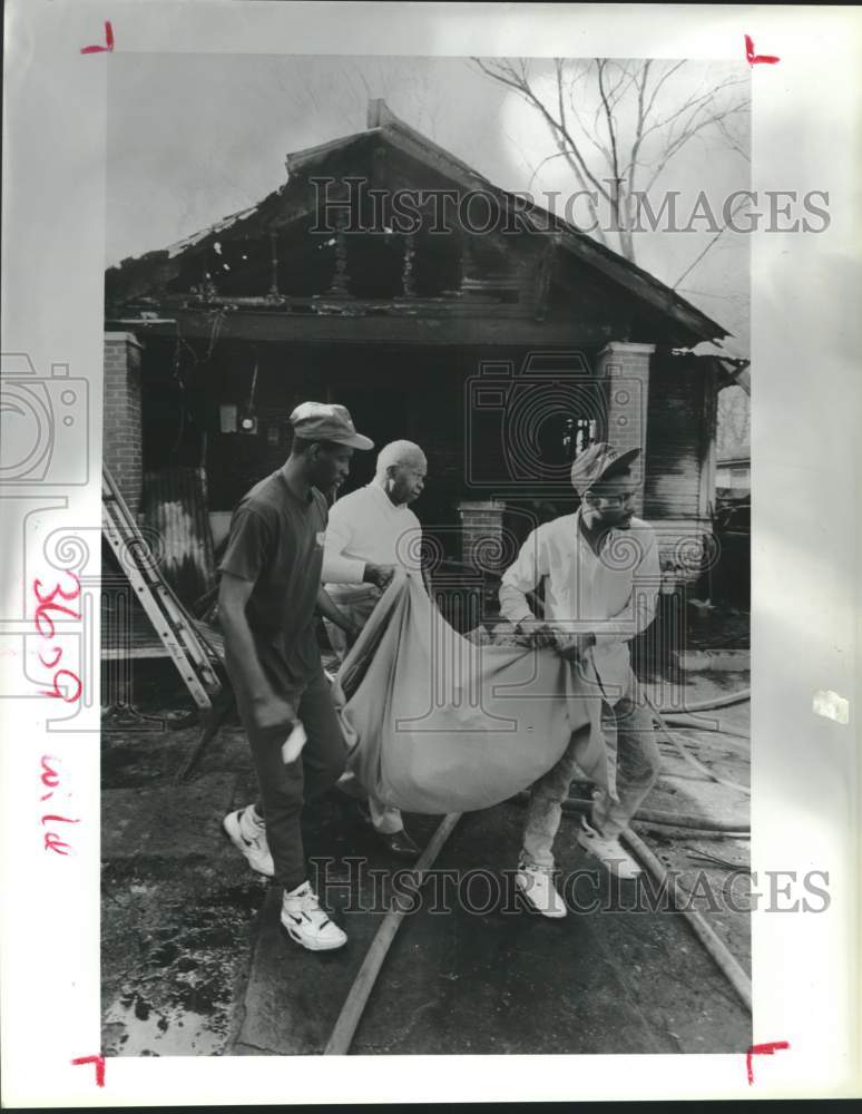 1992 Press Photo Calvin Hall &amp; Kevin Robinson Help Johnny Jones at Burned Home - Historic Images