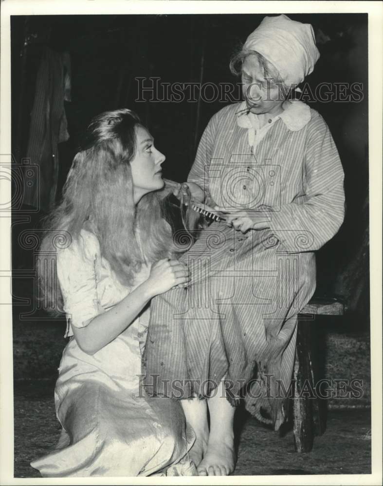 1975 Press Photo Actresses Lillian Evans, Donna O&#39;Connor, Alley Theater, Houston - Historic Images