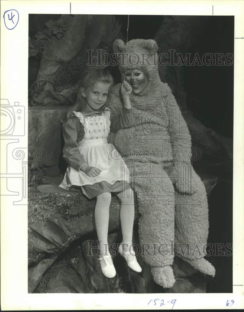 1983 Press Photo Leah Pederson, Melissa Ann Gray as Winnie the Pooh, Houston, TX - Historic Images