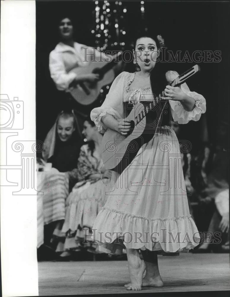 1974 Press Photo Catherine Maifidano Plays Guitar at Houston Grand Opera - Historic Images