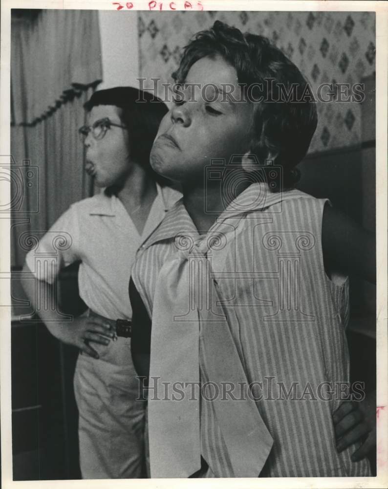 1963 Press Photo Susan Hellums & Suzanne Hogan in Houston's Alley production - Historic Images