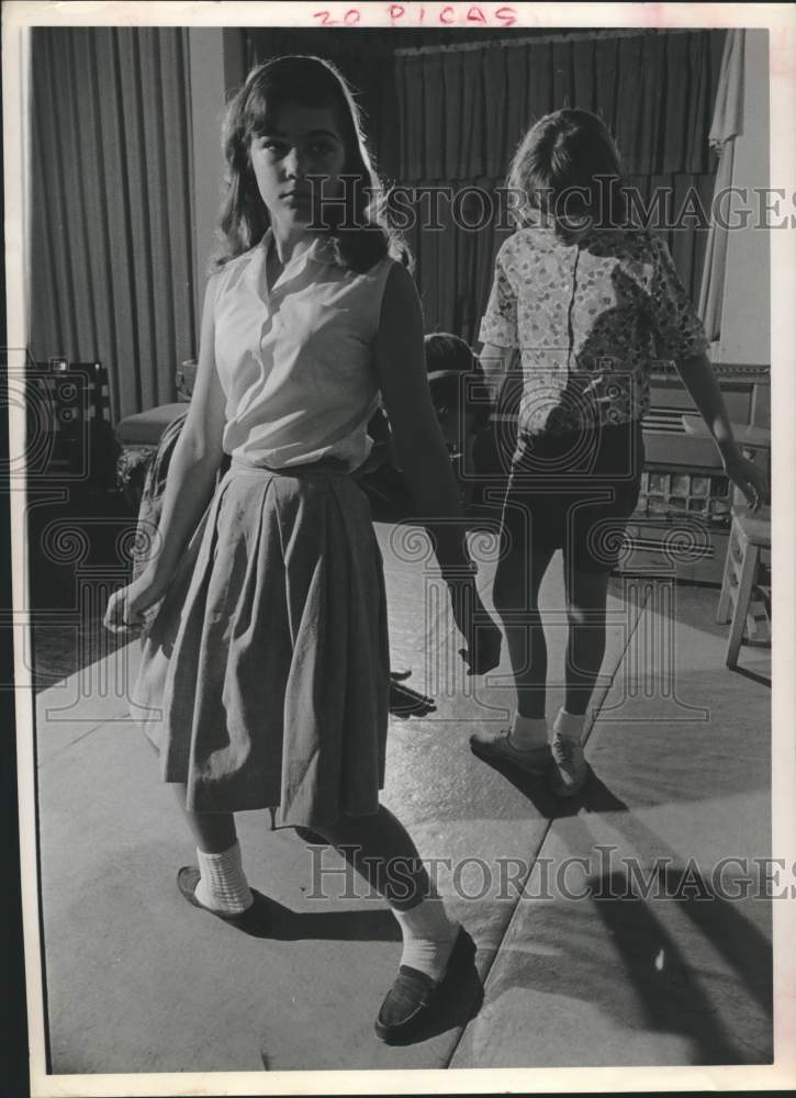 1963 Press Photo Sherrie Latson, Rebecca Browder, Alley Theater Academy, Houston - Historic Images