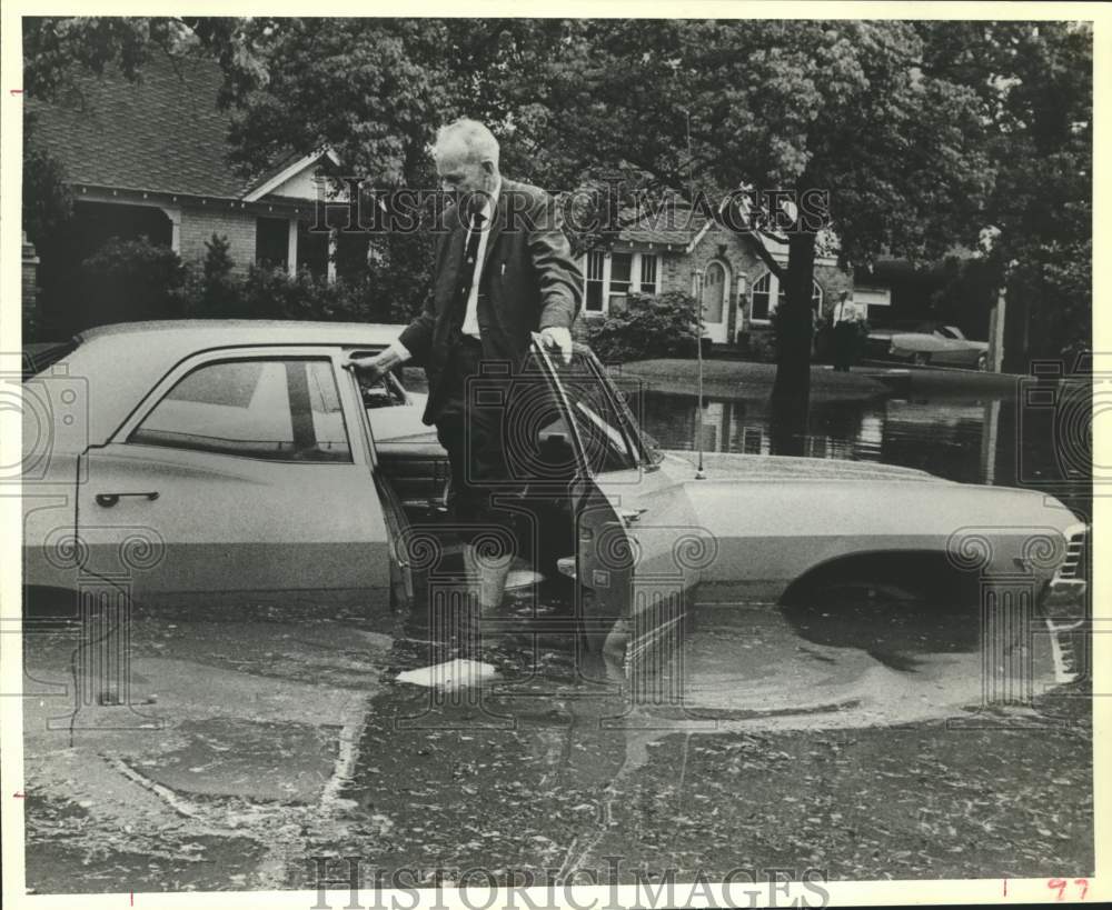 1979 Press Photo Man Abandons Car in Flood Waters in Houston - Historic Images