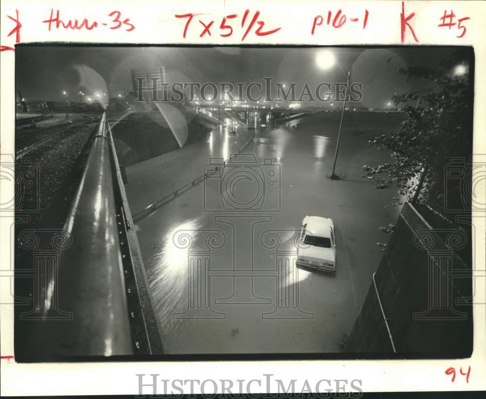 1979 Press Photo Car pulled onto side of flooded overpass on Smith-Houston- Historic Images