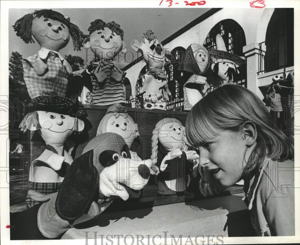 1977 Press Photo Megan Bean listens to puppet - Westheimer Art Festival, Houston - Historic Images