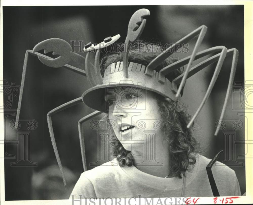 1981 Press Photo Joan Brandenburg in lobster hat - Westheimer Art Festival, TX - Historic Images