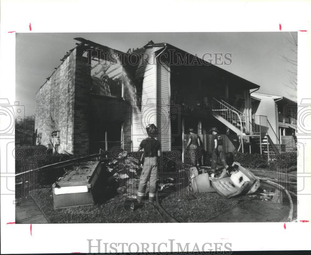 1992 Press Photo Fireman Wayne Shelton sprays water on apartment fire - Houston - Historic Images