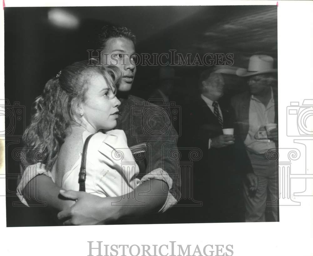 1991 Press Photo Couple watch President Bush speak - GOP Houston volunteers - Historic Images