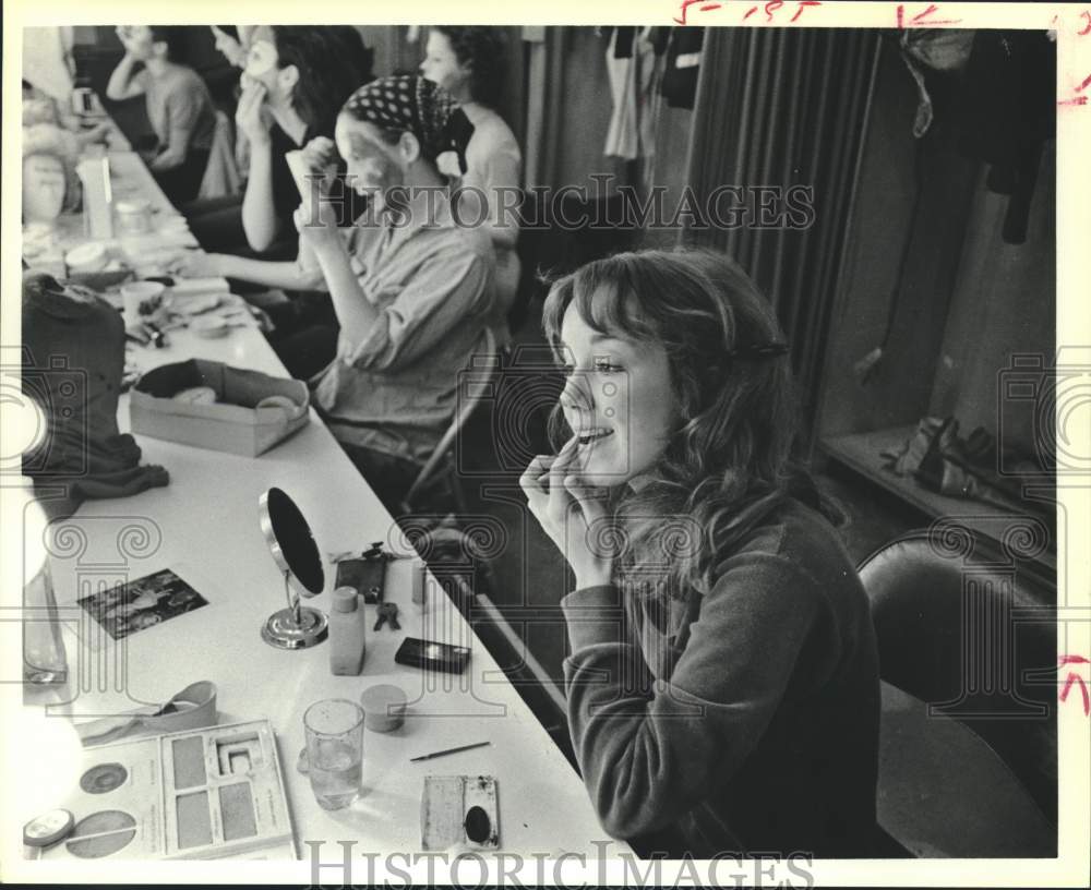 1978 Press Photo Patti Slover applying Alice makeup - Alley Theater, Houston - Historic Images