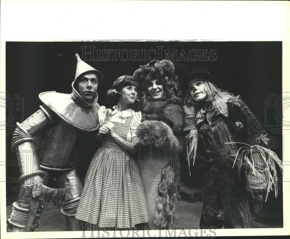 1984 Press Photo &quot;The Wizard of Oz&quot; characters on stage; Houston&#39;s Alley Theater - Historic Images