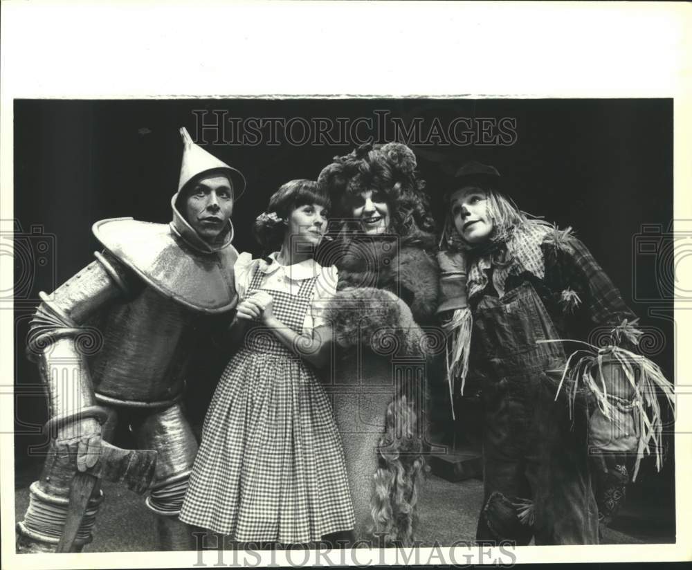1984 Press Photo "The Wizard of Oz" characters on stage; Houston's Alley Theater - Historic Images