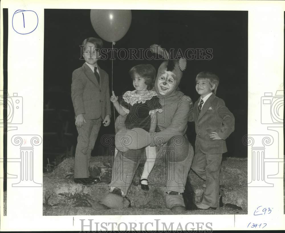 1983 Press Photo Children pose with Eeyore at Alley Theater in Houston - Historic Images