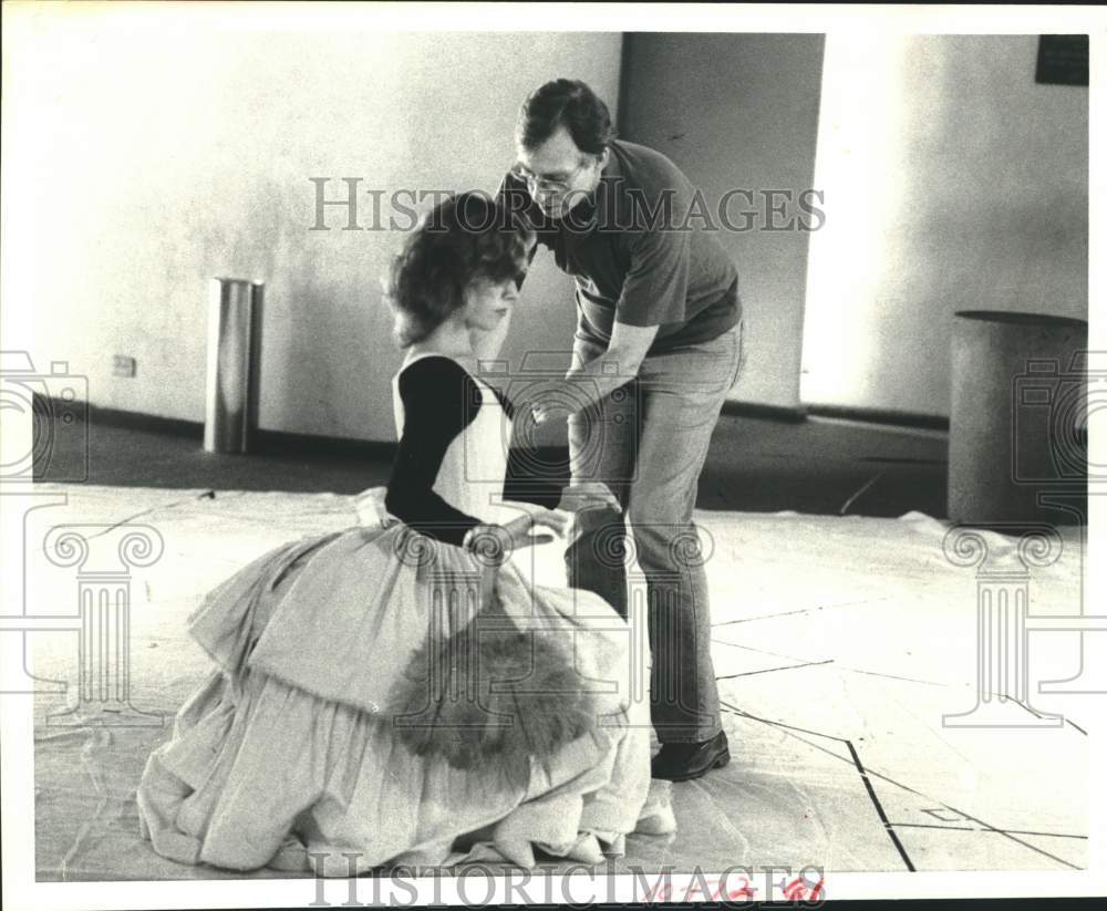 1982 Press Photo Practicing her curtsy - &quot;The Rivals&quot; - Houston&#39;s Alley Theater - Historic Images