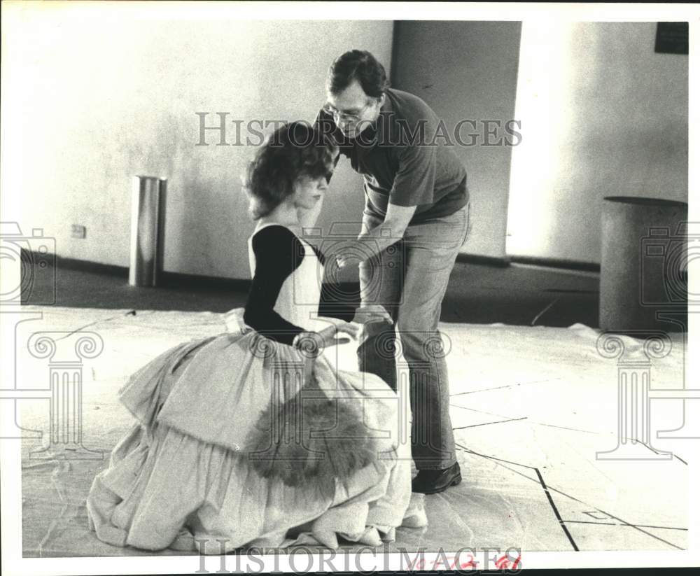 1982 Press Photo Practicing her curtsy - "The Rivals" - Houston's Alley Theater - Historic Images