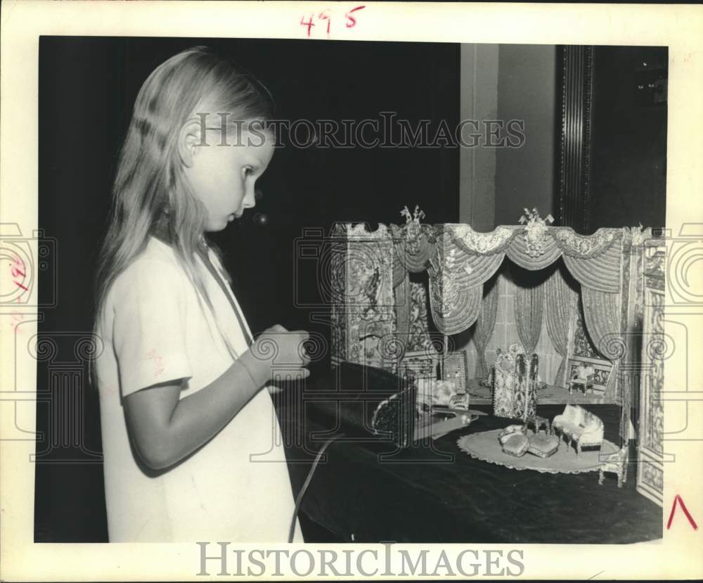 1974 Press Photo Broman Wallace examines &quot;Rosenkavalier&quot; model - Houston Opera - Historic Images