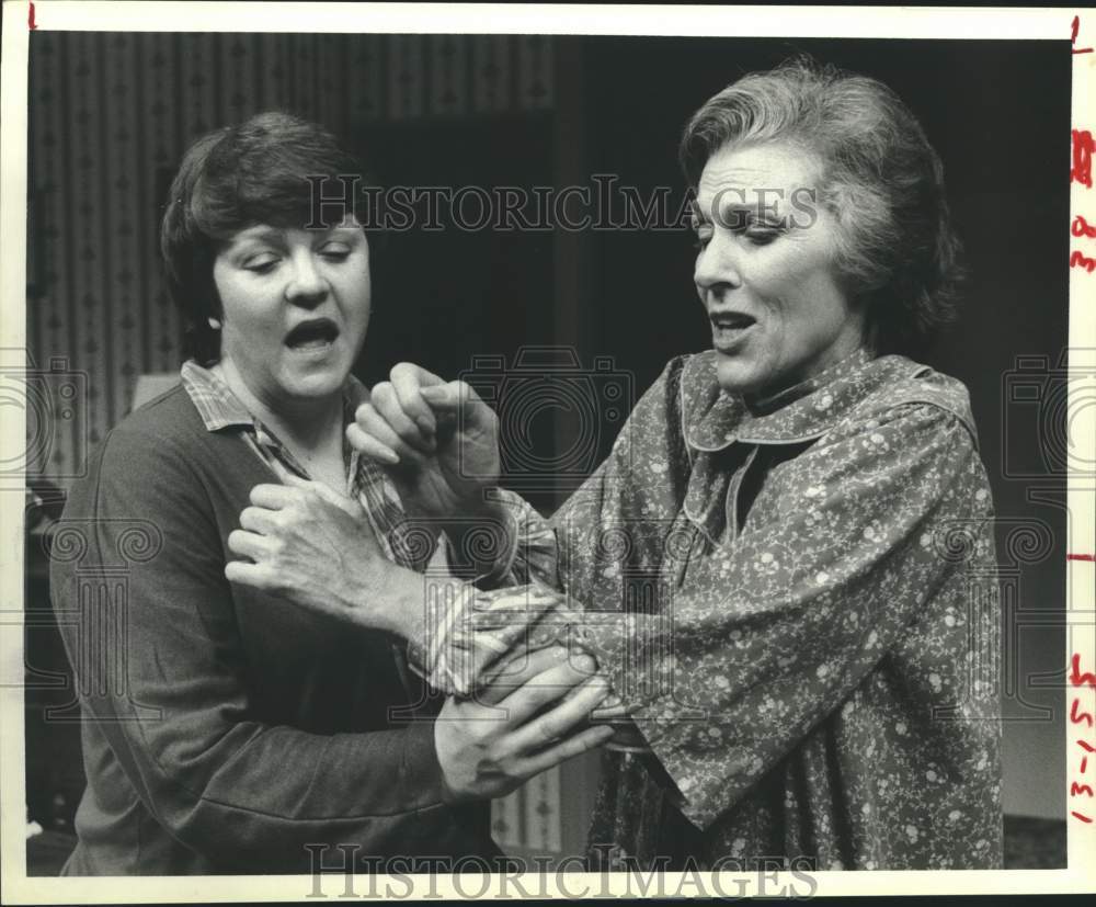 1984 Press Photo Nora Chester &amp; Nan Martin in &quot;night&#39; Mother&quot; - Houston&#39;s Alley - Historic Images