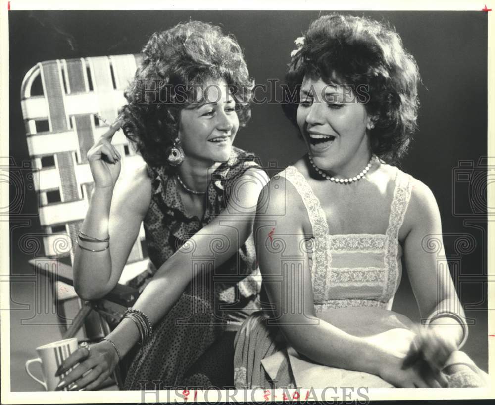 1984 Press Photo Sisters in Jack Heifner's "Patio" by Alley Theater in Houston - Historic Images