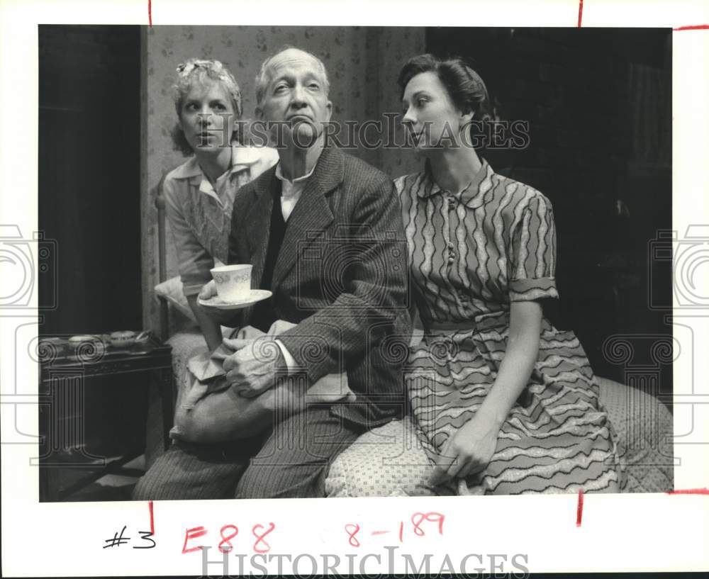 1985 Press Photo Scene from And a Nightingale Sang at Alley Theater, Houston, TX - Historic Images