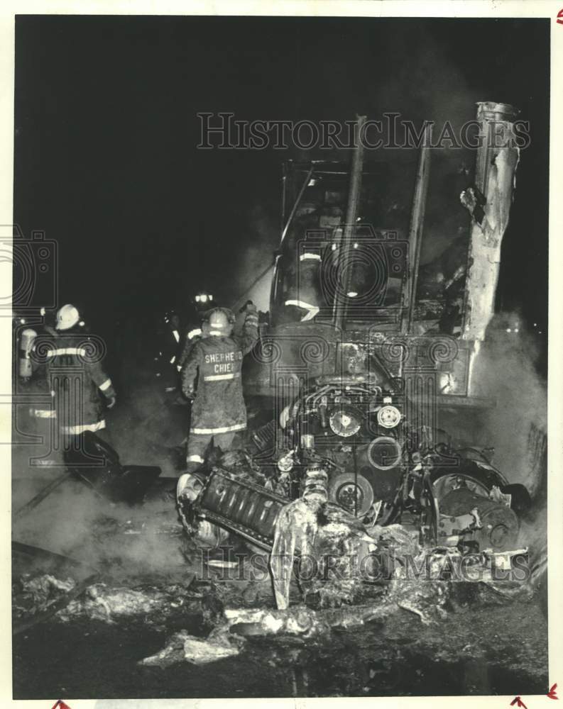 1988 Press Photo Truck collision heading northbound on US 59, truck fire, Texas - Historic Images