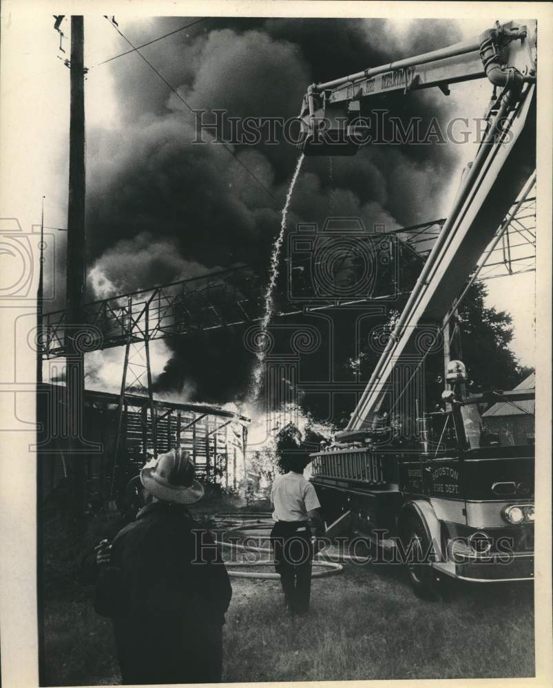 1969 Press Photo Low water pressure - Firemen at vacant warehouse fire - Houston- Historic Images