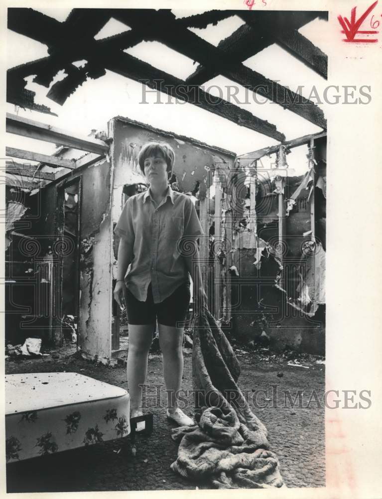 1969 Press Photo Carolyn Wick stands inside her burned home - Houston fire - Historic Images