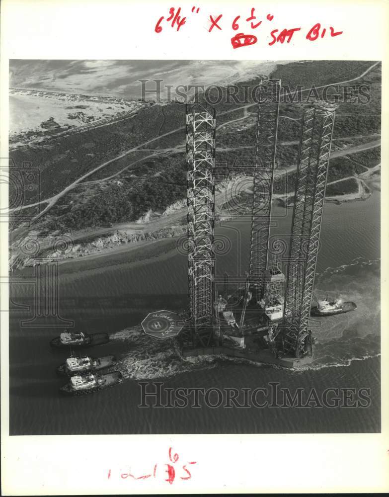 1984 Press Photo Oil rig Glomar Baltic I moves through Brownsville Ship Channel - Historic Images