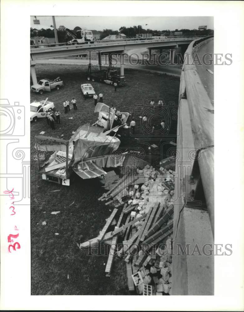 1990 Press Photo 18-wheeler carrying construction materials crashes on I-10, TX- Historic Images